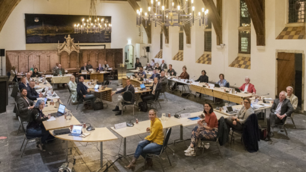 De gemeenteraad vergaderend in de gemeentezaal van Zutphen