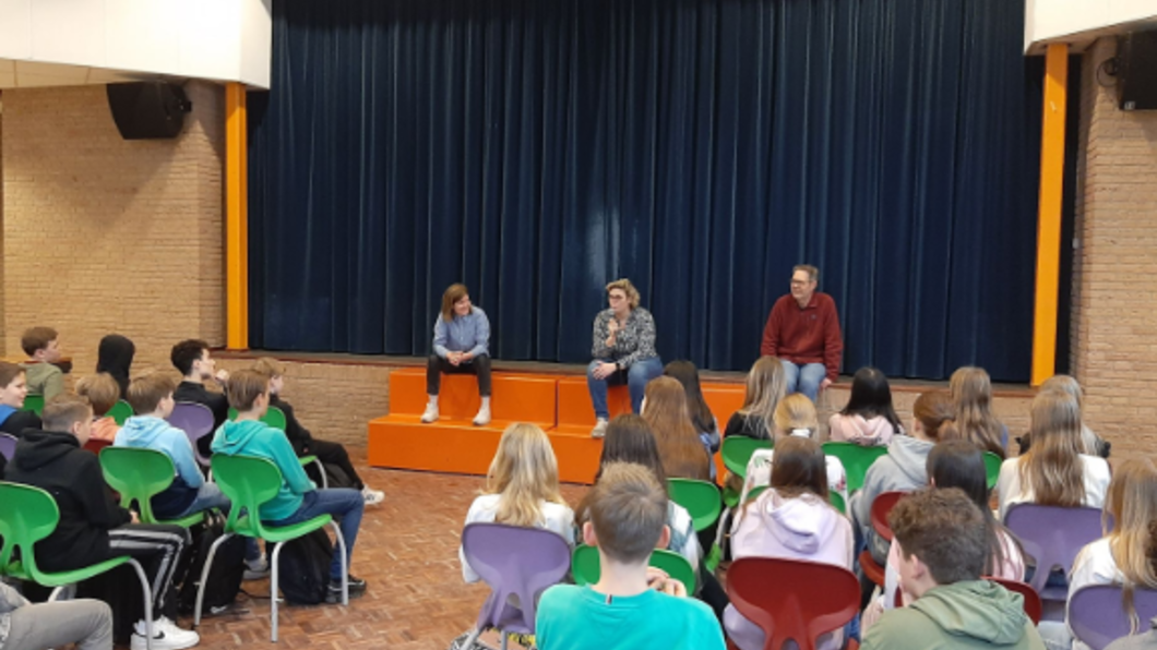 Hella en Martine in gesprek met kinderen van het Isendoorn college