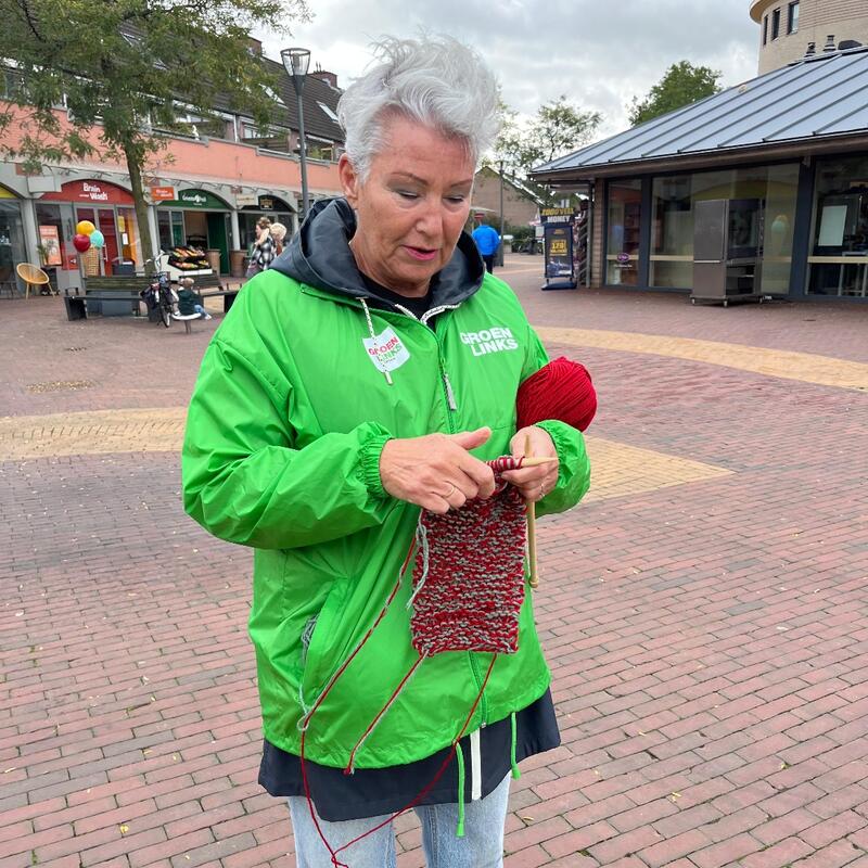 Breien met rood groene draad