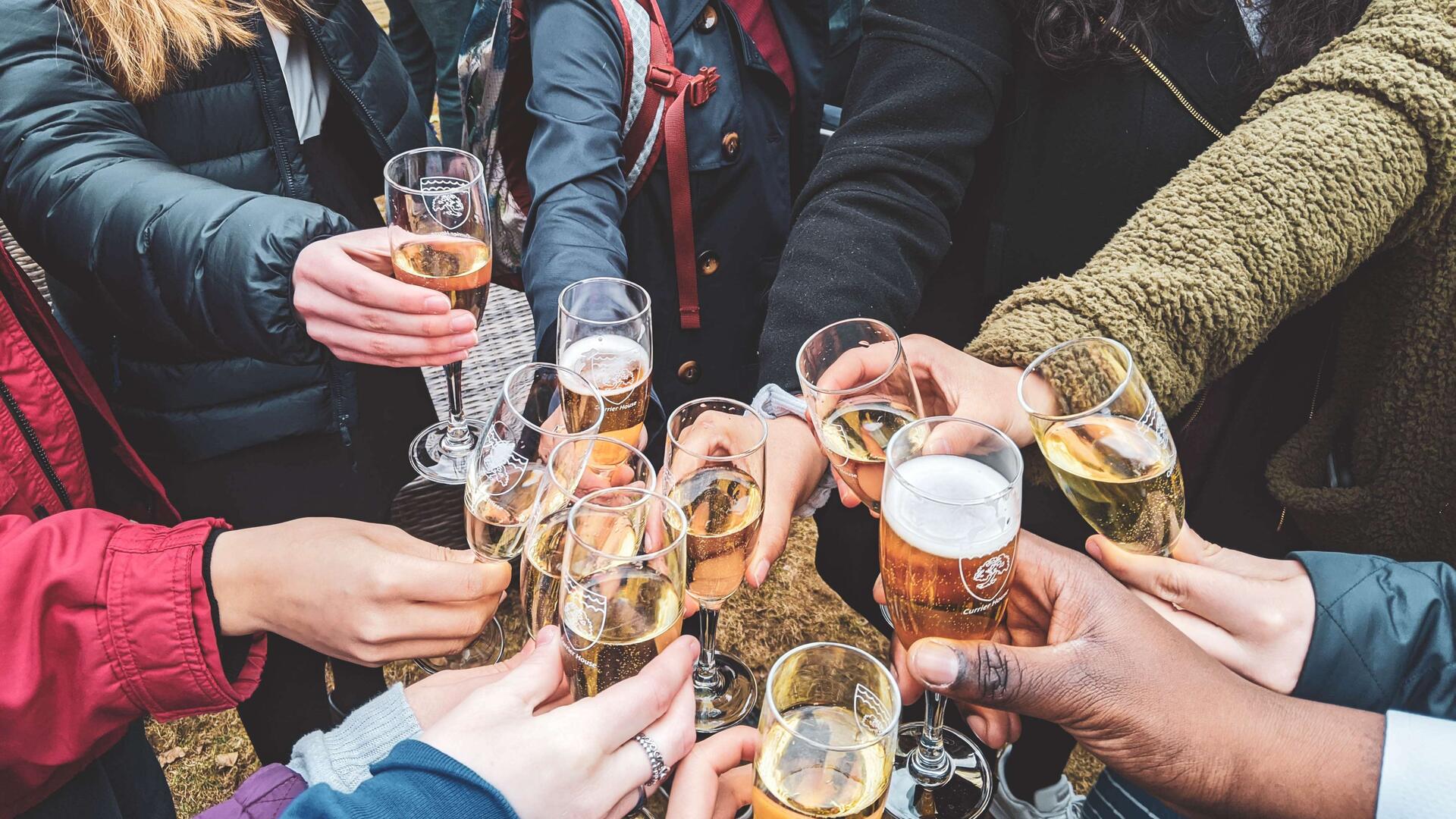 Handen met drankjes die proosten