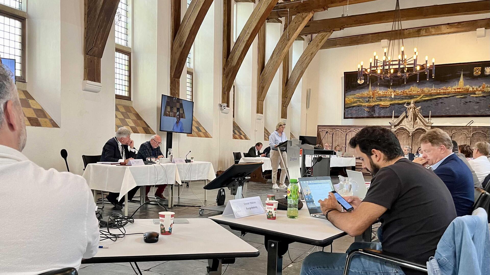 Martine in Burgerzaal tijdens voorjaarsnota 2023