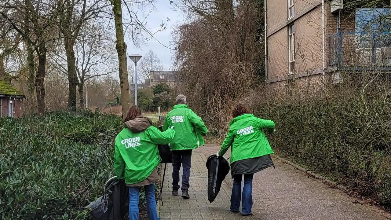 Groenlinksers prikken afval in Zutphen